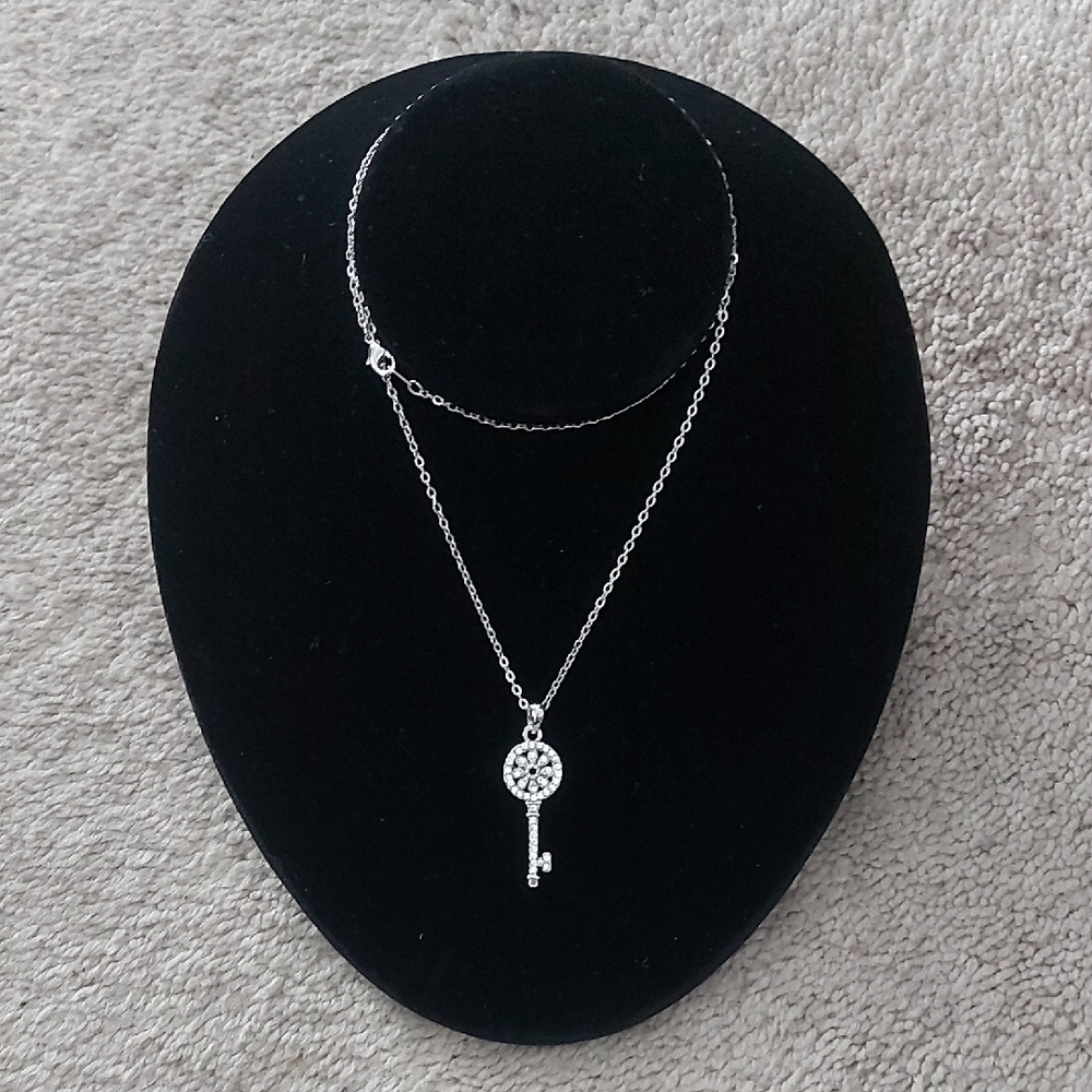 🦋 3/$30 Silver-tone key necklace